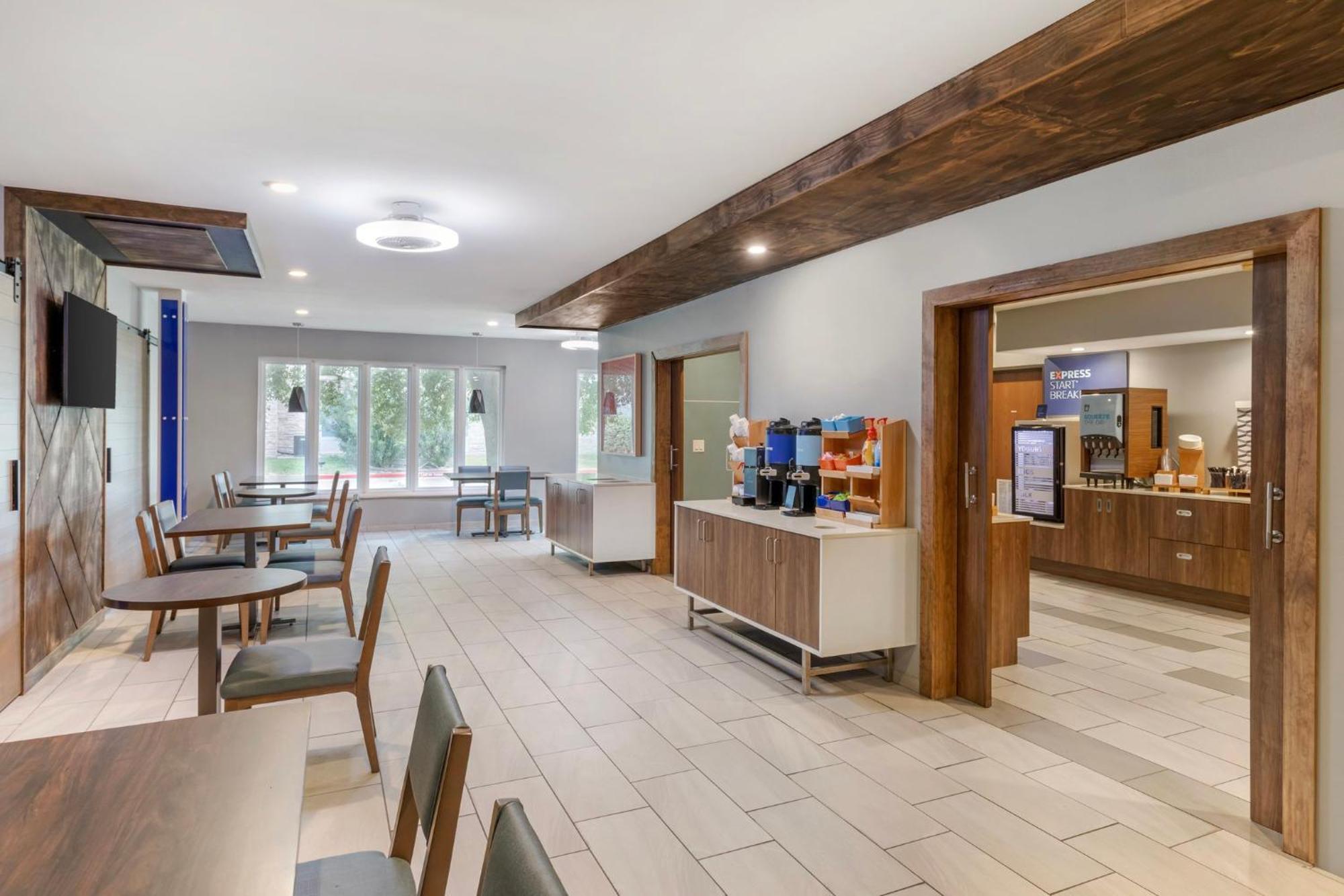 Holiday Inn Express Hotel And Suites Alice By Ihg Exterior photo